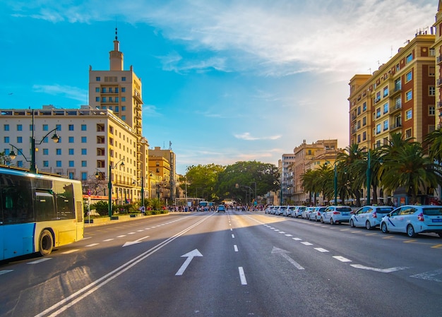 Zdjęcie widok na ulice miasta malaga w okresie wiosennym w centrum miasta