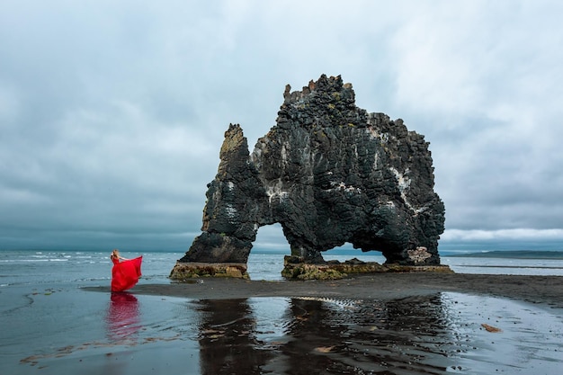 Widok na unikalną bazaltową skałę Hvitserkur na Islandii. Półwysep Vatnsnes, Islandia