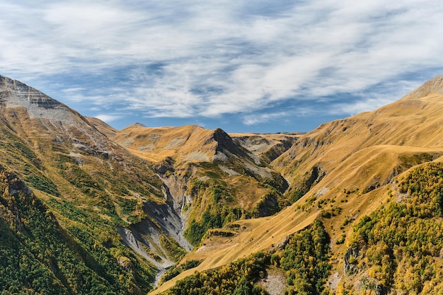 Widok Na Wąwóz Z Wodospadem Z Górskiego Płaskowyżu Jesień W Górach Pomysł Na Baner Lub Pocztówkę Z Miejscem Na Tekst Podróż Do Gruzji Trekking W Górach