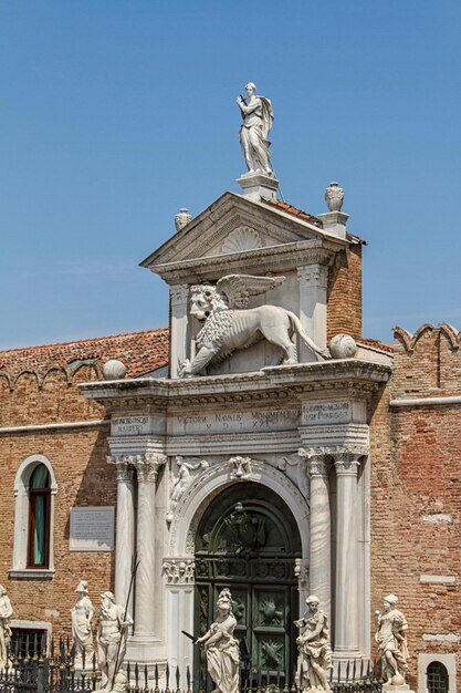 Widok na wejście do Arsenalu i Muzeum Morskiego Wenecja Włochy Został założony w XII wieku