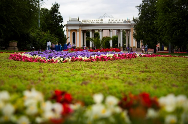 Widok na wejście do centralnego parku miejskiego Almaty Kazachstan