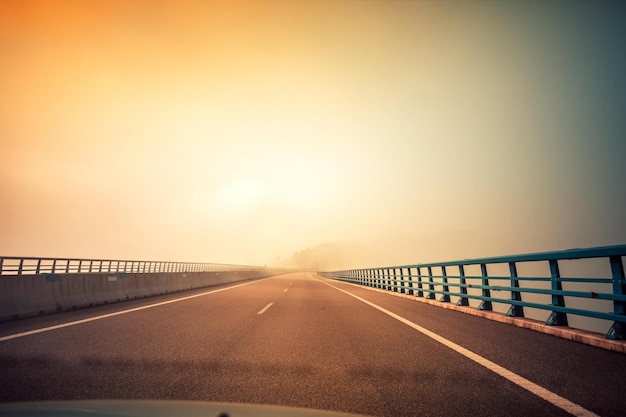 Widok na wiadukt przez przednią szybę Piękny mglisty poranek krajobraz z mostem na autostradzie i dramatycznym zachmurzonym niebem Asturia Hiszpania