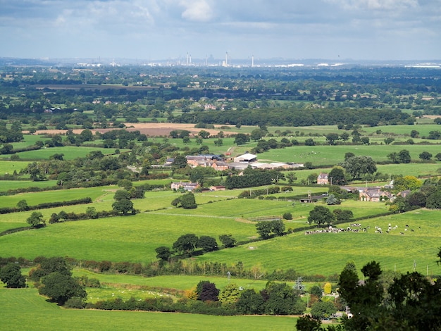 Widok na wieś Cheshire z zamku Beeston