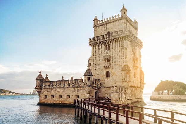 Widok na wieżę Belem w Lizbonie, Portugalia o zachodzie słońca.