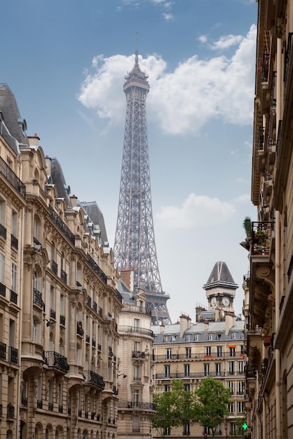 Widok Na Wieżę Eiffla W Paryżu Między Budynkami Miejskimi