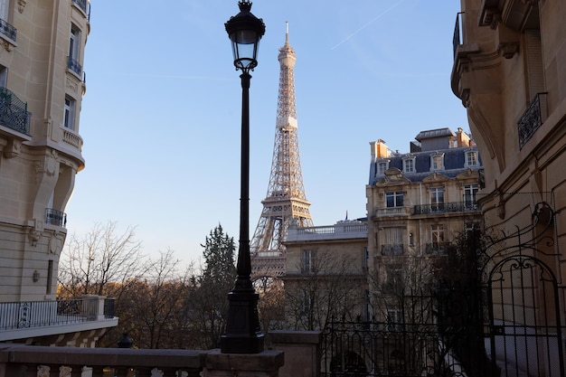 Widok na Wieżę Eiffla z małej brukowanej ślepej uliczki w słoneczne jesienne popołudnie Paryż