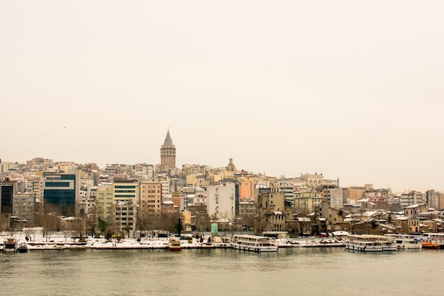 Widok na Wieżę Galata ze Złotego Rogu