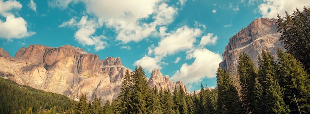 Widok na wieże Piz Boe i Sella z Lupo Bianco Dolomity w Południowym Tyrolu we Włoszech