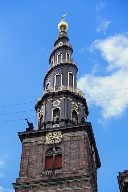 Widok na wieżę Vor Frelsers Kirke w Kopenhadze, Dania