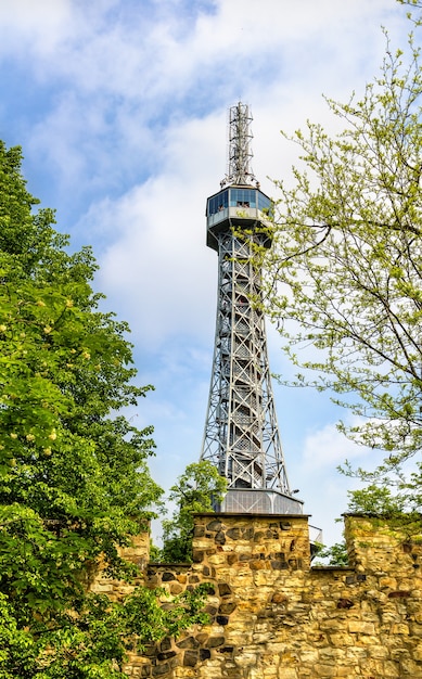 Zdjęcie widok na wieżę widokową petrin w pradze