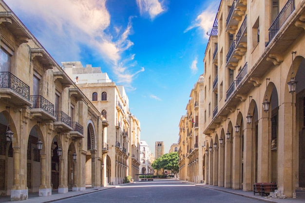 Widok na wieżę zegarową na placu Nejmeh w Bejrucie w Libanie