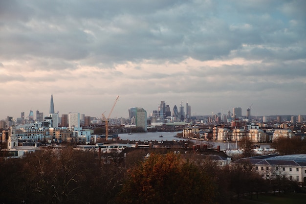 Widok na wieżowce Londynu i Tamizy z punktu widokowego na Greenwich o zachodzie słońca