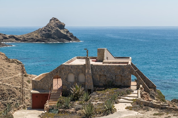 Widok na willę przy plaży z frontem szczytowym w idealnej harmonii Cabo de Gata Almeria Hiszpania