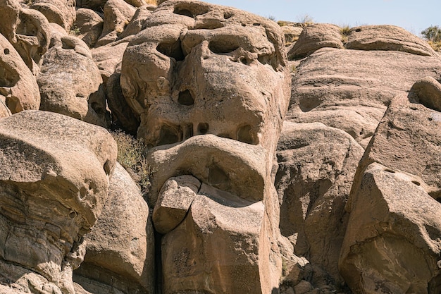 Widok na wioskę kamiennych żab Vardij w Iranie