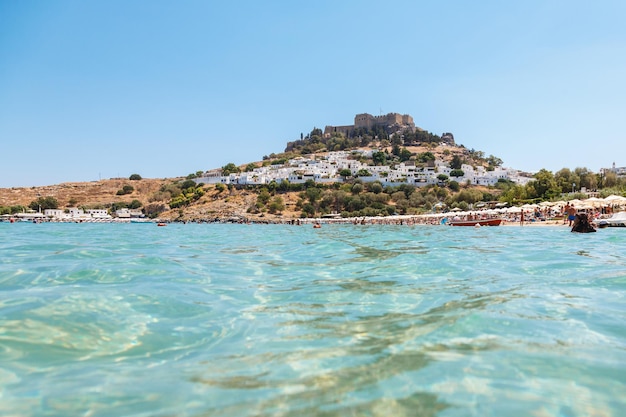 Widok na wioskę Lindos i ruiny z Akropolu na wzgórzu nad wodą w Lindos Rodos Wyspy Dodekanez GrecjaxA