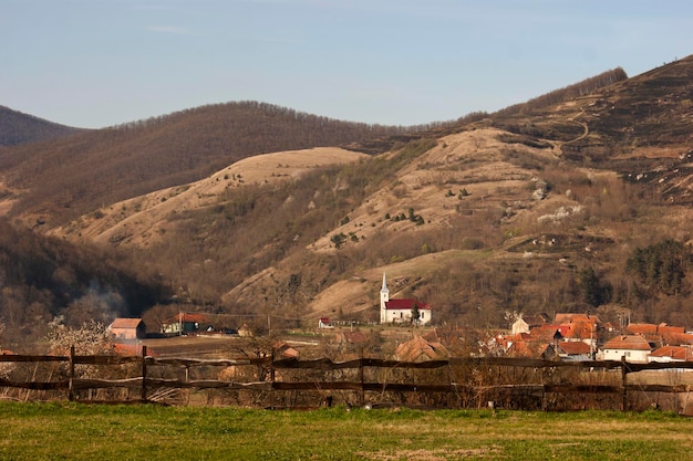 Zdjęcie widok na wioskę na tle gór na tle nieba