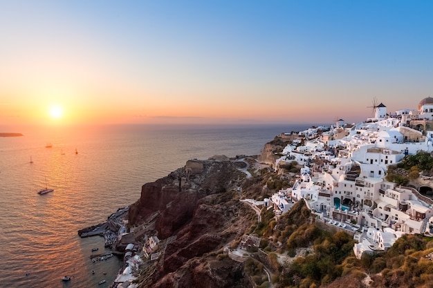 Zdjęcie widok na wioskę oia o zachodzie słońca, santorini, grecja