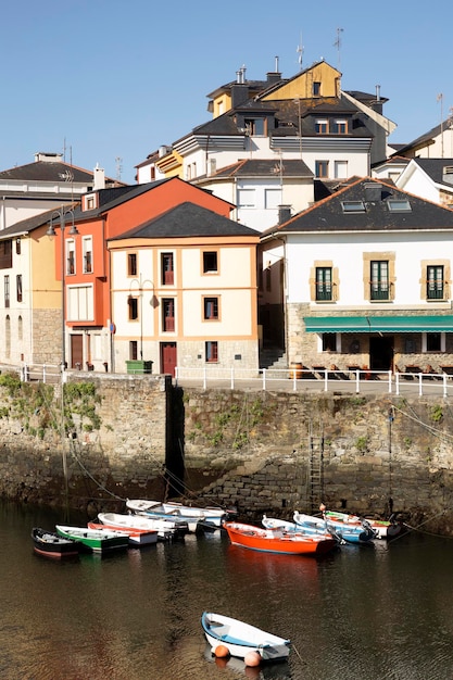 Widok na wioskę rybacką Puerto de Vega w Navia Asturias Spain