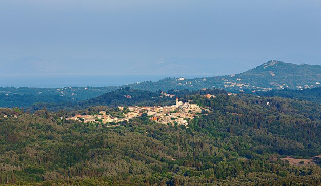 Widok na wioskę Varipatades z wioski Pelekas, Korfu, Grecja