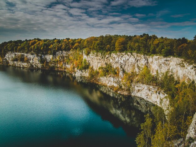 Widok na wodę w tle nieba