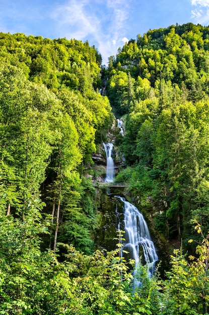 Widok na wodospad Giessbach nad jeziorem Brienzersee w Szwajcarii