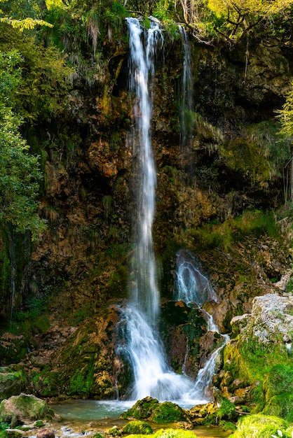 Widok na wodospad Gostilje na górze Zlatibor w Serbii