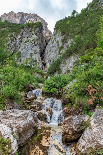 Widok na wodospad Pisciadu (Cascate del Pisciadu) Włoskie Dolomity, Corvara in Badia, Włochy.