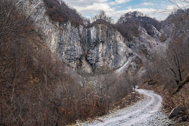 Widok na wodospad Ramrama w wiosce regionu Ilisu Gakh