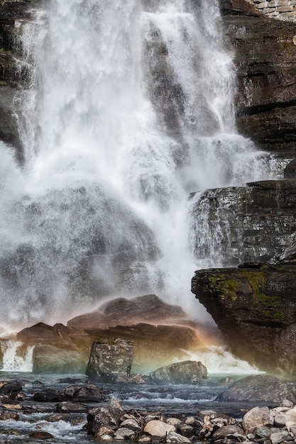 Zdjęcie widok na wodospad steinsdalsfossen w norwegii, atrakcja w norheimsund