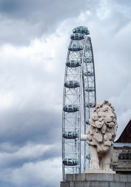 Zdjęcie widok na wspaniałe london eye w londynie