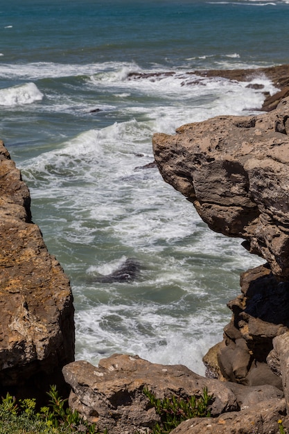 Zdjęcie widok na wybrzeże linii skałach w oceanie