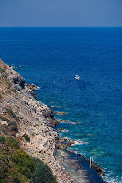 Widok na wybrzeże Morza Śródziemnego z falami lazurowej wody Letni pejzaż morski Nad morze przy słonecznej pogodzie Piękny widok na morze