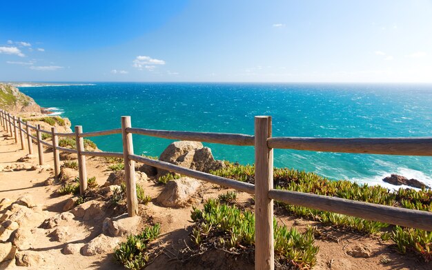 Widok Na Wybrzeże Oceanu Atlantyckiego, Cabo Da Roka, Portugalia. Letni Dzień