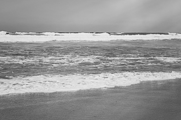 Widok na wybrzeże oceanu idealne miejsce na podróż i wakacje