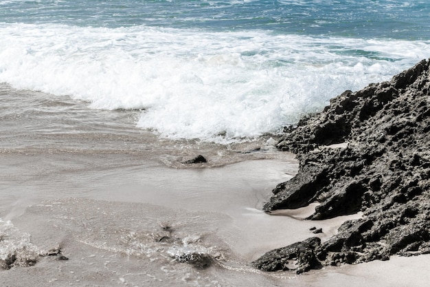 Widok na wybrzeże oceanu idealne miejsce na podróż i wakacje