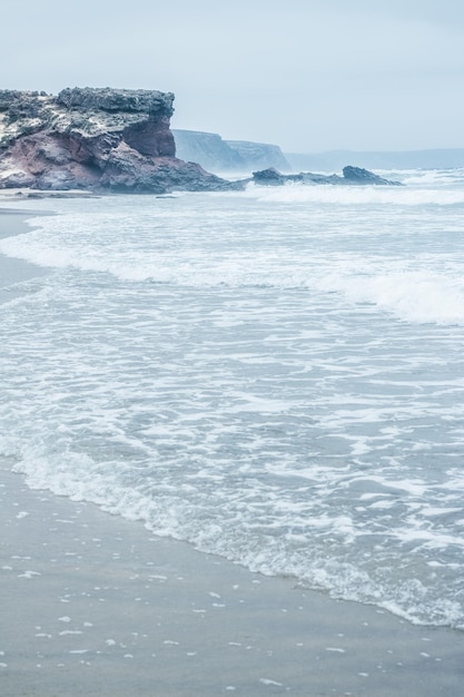 Widok na wybrzeże oceanu idealne miejsce na podróż i wakacje