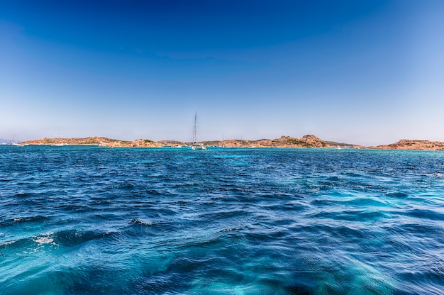 Zdjęcie widok na wybrzeże wyspy budelli