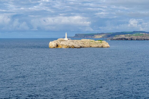 Widok na wyspę Mouro i jej latarnię morską Santander Hiszpania