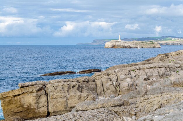 Zdjęcie widok na wyspę mouro i jej latarnię morską santander hiszpania