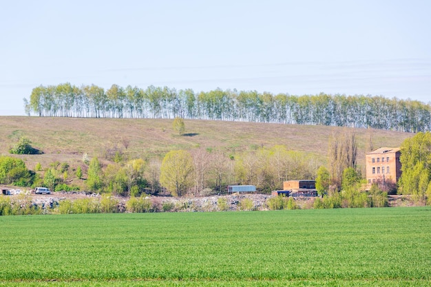 Widok na wysypisko Wysypisko śmieci Sterta plastikowych śmieci, odpady żywnościowe i inne śmieci Koncepcja zanieczyszczenia Morze śmieci zaczyna wdzierać się i niszczyć piękną wiejską scenerię