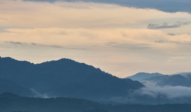 Zdjęcie widok na wzgórza po południu po deszczu wypełniony mgłą