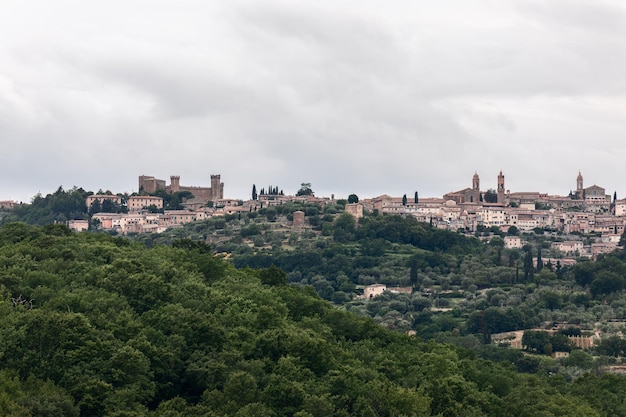 Widok na wzgórze średniowiecznego miasta Montalcino z twierdzą Rocca i Duomo, Toskania, Włochy