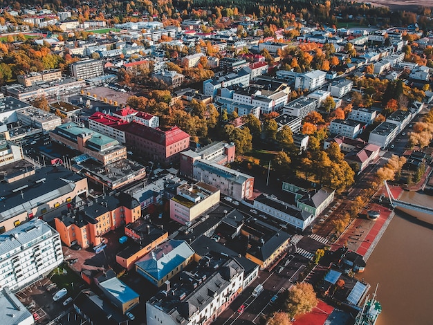 Widok na zabytkowe centrum miasta, stare domy, dachy, ulice