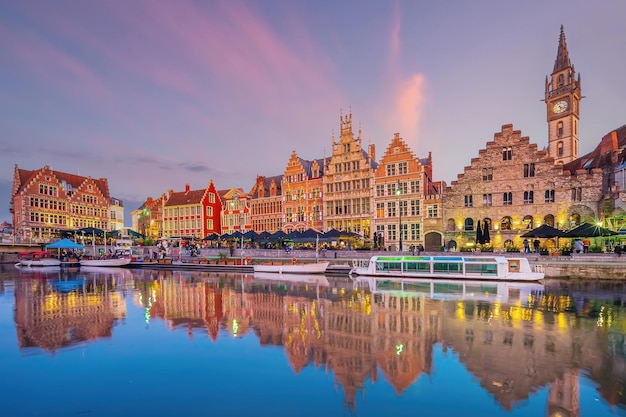 Widok na zabytkowe miasto w centrum Gandawy pejzaż miejski Belgii