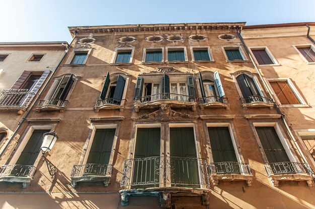 Widok na zabytkowy budynek w Padwie we Włoszech w słoneczny dzień