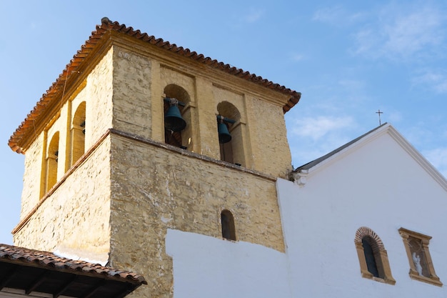 Widok na zabytkowy kościół Villa de Leyva i architekturę kolonialną