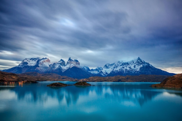 Widok na zachód słońca w parku narodowym Torres del Paine. Torres del Paine to park narodowy obejmujący góry, lodowce, jeziora i rzeki w południowej Patagonii w Chile.