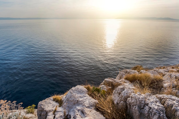 Widok na zachód słońca, wybrzeże Adriatyku, Chorwacja