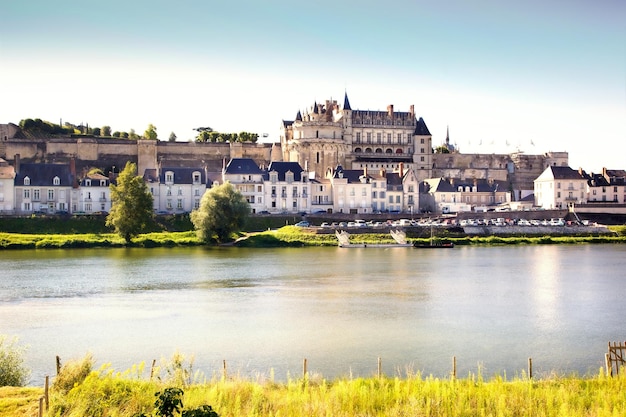 Widok na zamek Amboise z brzegów Loary