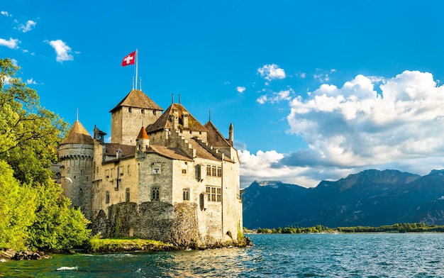 Widok na zamek Chillon nad Jeziorem Genewskim w Szwajcarii